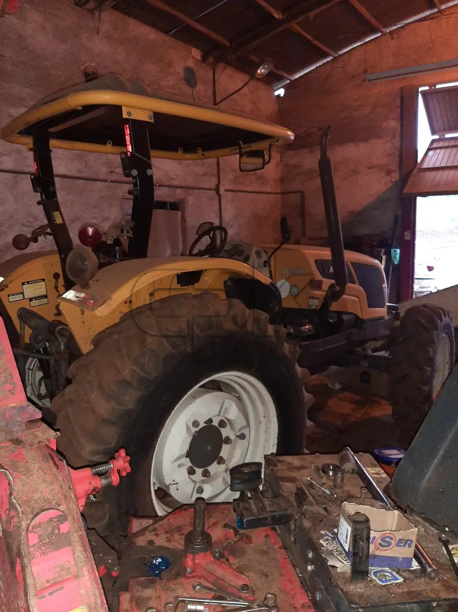 LOTE 008 - Fabricante Valtra Equip. Trator agrícola Modelo A750L 4, Ano  2016, Cor Amarela, Horas 1156,2 h, Tração 4 x 4, Serial  AUTT2005PGM024813, Comb. Diesel Potência 78 CV, Motor 4  cilindros, aspirado, Serial V750432436