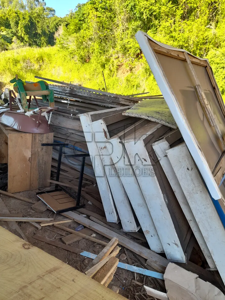 LOTE 007 - PORTAS, JANELAS, FORRO DE PVC, GRADES DE FERRO TODOS USADOS, CONFORME DISPOSTO PARA VISITAÇÃO NO PÁTIO DA SMOPT.