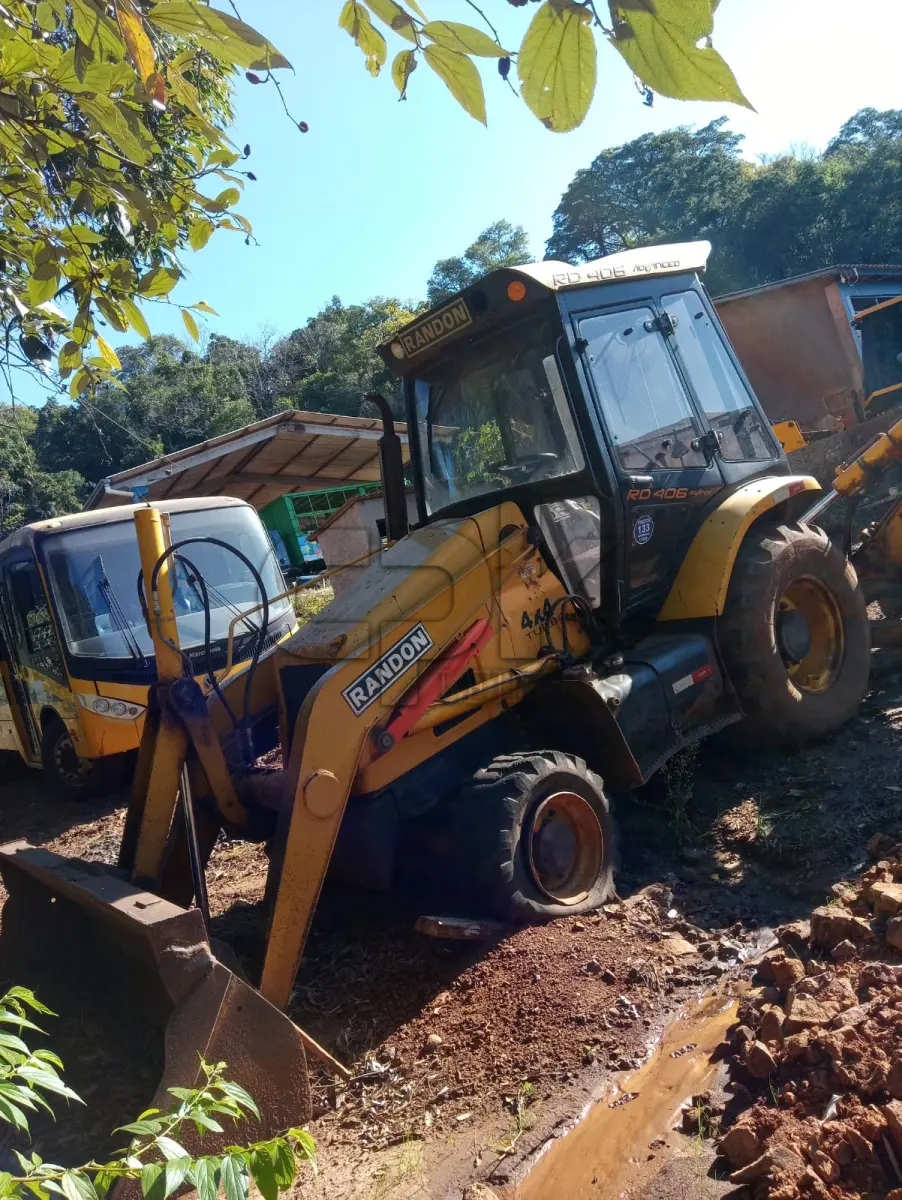LOTE 002 - RETROESCAVADEIRA RANDON RD406 ADVANCED, ANO/MOD 2015/2015, MOTOR TURBO, TRAÇAO 4X4, CABINE FECHADA COM AR CONDICIONADO QUENTE/FRIO, MOTOR DIESEL 110CV NºE1S194198, CHASSI Nº9AD406AEAF0006189. NO ESTADO QUE SE ENCONTRA. PATRIMÔNIO MUNICIPAL Nº11559.