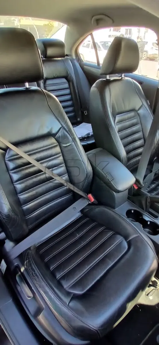 LOTE 004 - VW Jetta 2.0 T Passageiro – Automóvel Gasolina 2014/2014 –  Placas IVU 9534 – Cor: Preta.