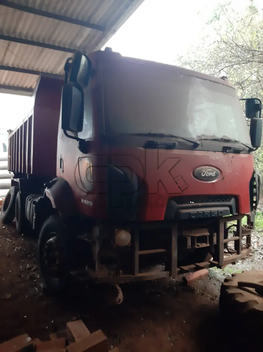 LOTE 010 - Marca Ford Modelo Cargo 2429, Renavan 00566934604, Placa  IUR7377, Chassi 9BFYEALE8DBS46148, Ano/Mod 2013/2013,  Motor 6 Cil. Cummins ISV 6.7, Potência 290 CV, Combust  Diesel, Cor Vermelha, Capac 23 Ton.