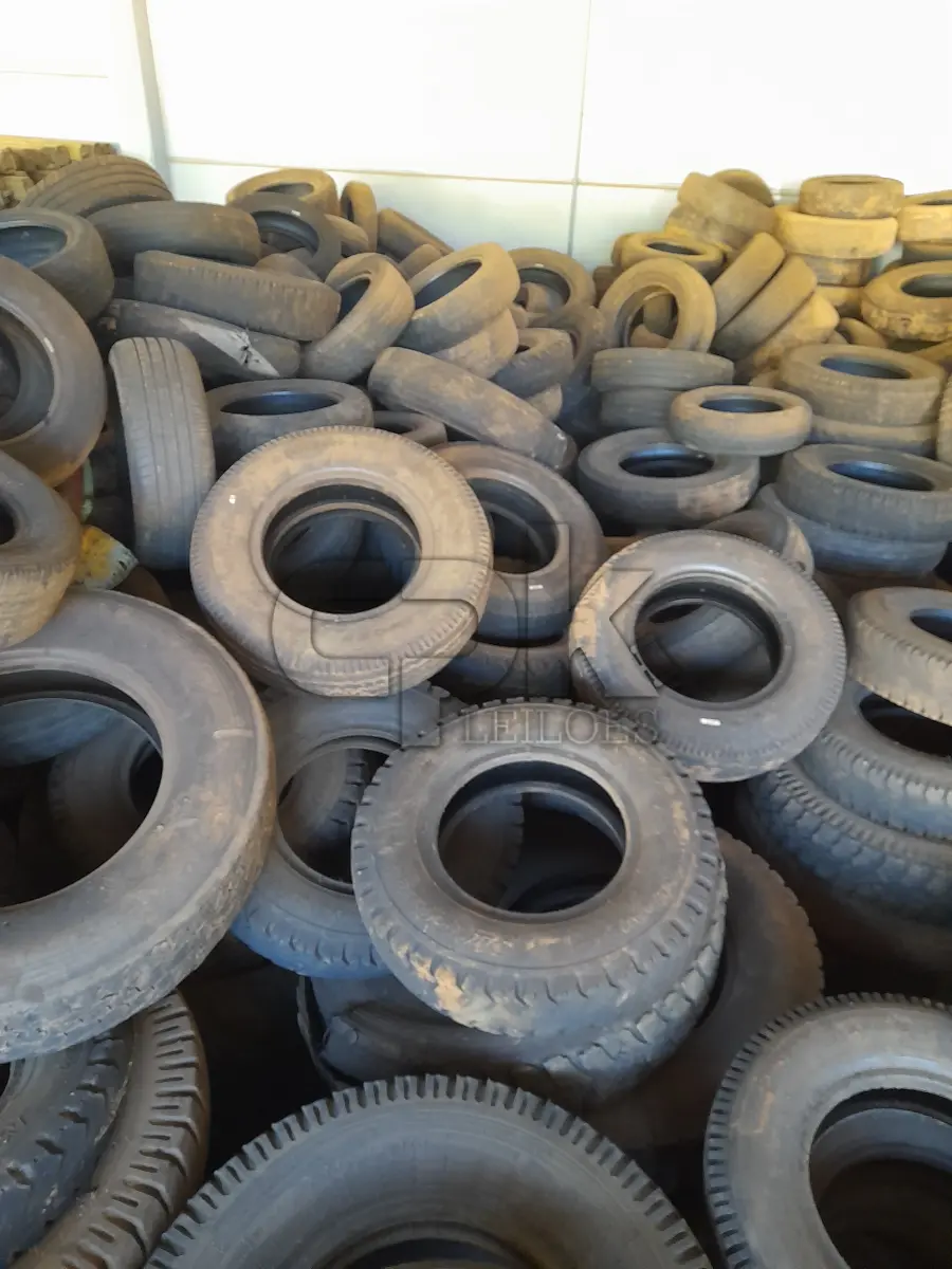 LOTE 004 - CARCAÇAS DE PNEUS USADOS DE DIFERENTES MODELOS E TAMANHOS COM APROXIMADAMENTE 300 UNIDADES, CONFORME DISPOSTO PARA VISITAÇÃO NO PÁTIO DA SMOPT.