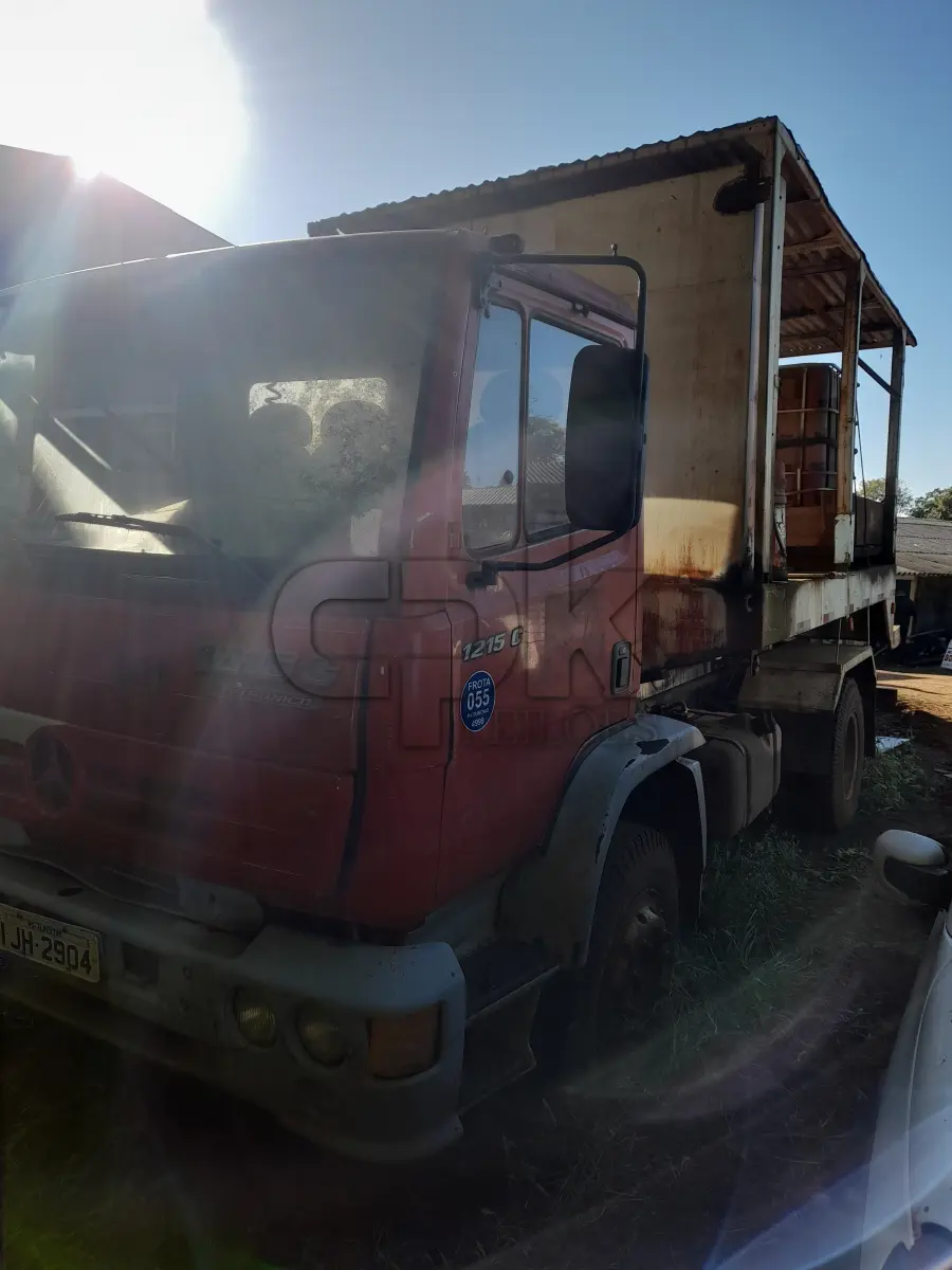 LOTE 017 - CAMINHAO MERCEDES BENZ, ANO/MODELO 1999, COR VERMELHA PLACA IJH2904 CHASSI 9BM693028XB216032 (MODELO 1215C). NO ESTADO QUE SE ENCONTRA. PATRIMÔNIO MUNICIPAL Nº4998. CARROCARIA TIPO COMBOIO, ABASTECIMENTO, LUBRIFICAÇÃO, TIPO LASTRO. NO ESTADO QUE SE ENCONTRA. PATRIMÔNIO MUNICIPAL Nº7553.