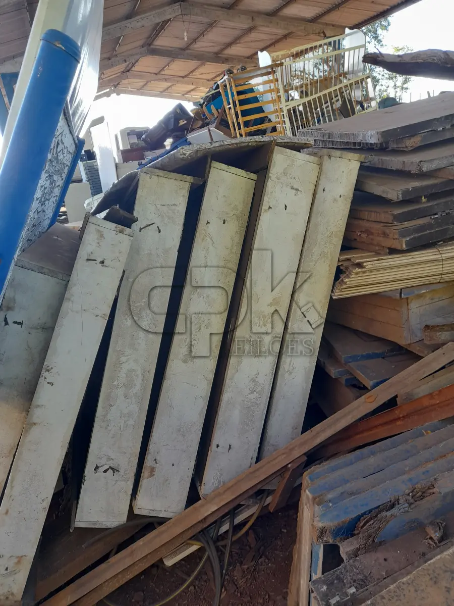 LOTE 007 - PORTAS, JANELAS, FORRO DE PVC, GRADES DE FERRO TODOS USADOS, CONFORME DISPOSTO PARA VISITAÇÃO NO PÁTIO DA SMOPT.