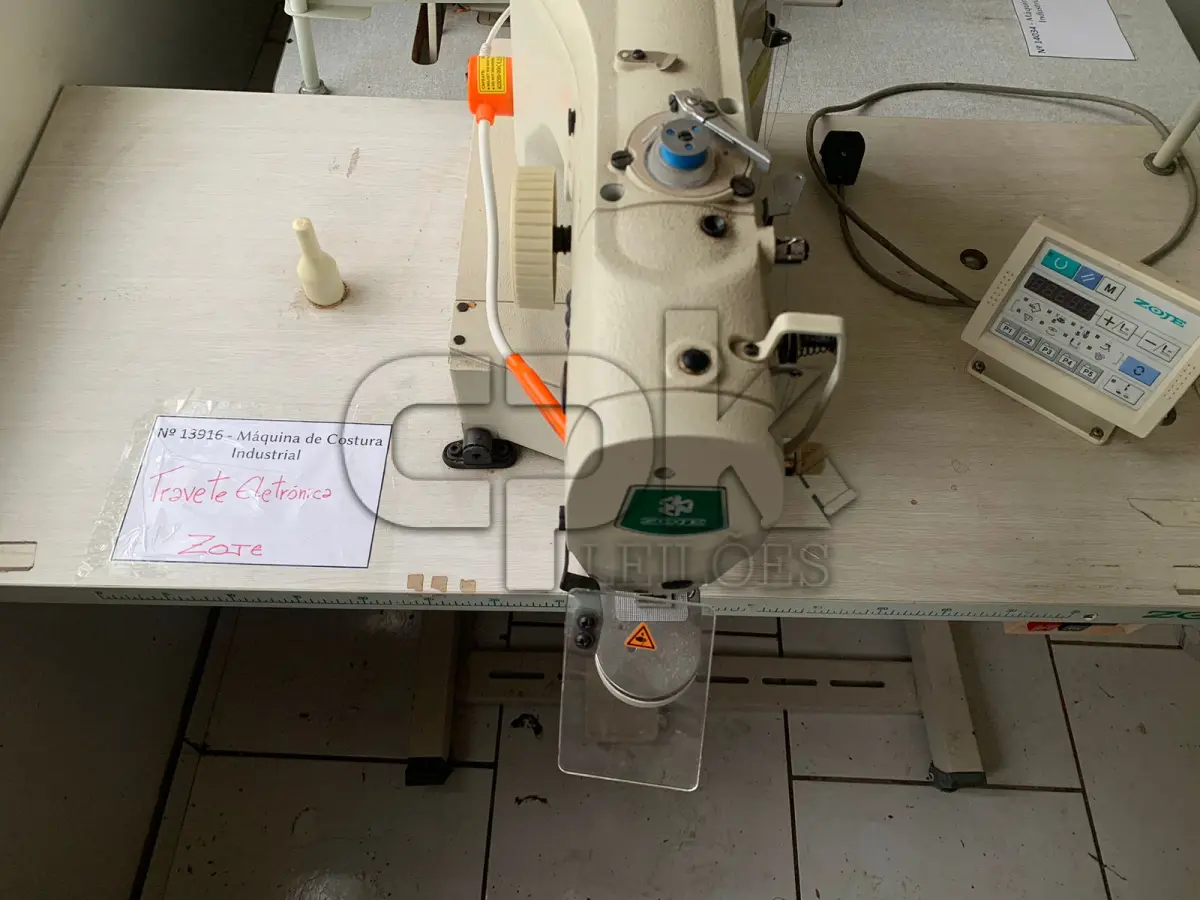LOTE 021 - Máquina de Costura Industrial ZOJE Travete Eletrônica.