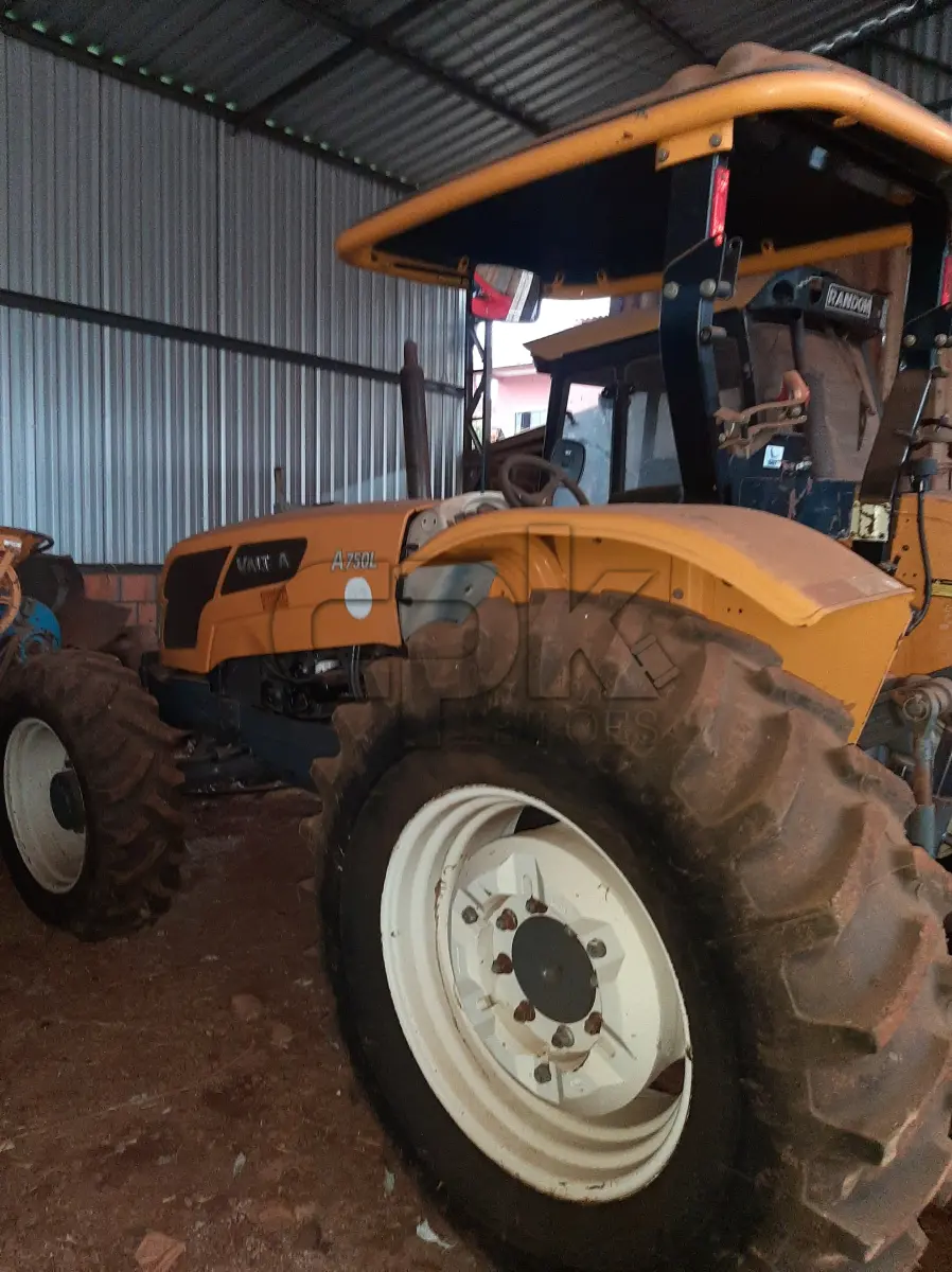 LOTE 007 - Fabricante Valtra Equip. Trator agrícola Modelo A750L 4, Ano  2016, Cor Amarela, Horas 6023 h, Tração 4 x 4, Serial  AVTT2005EGM024838, Comb. Diesel, Potência 78 CV, Motor  4 cilindros Serial V750432435