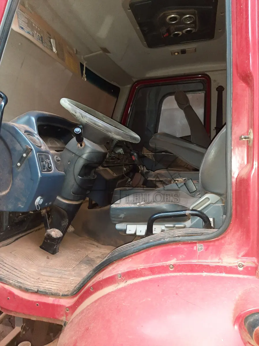 LOTE 010 - Marca Ford Modelo Cargo 2429, Renavan 00566934604, Placa  IUR7377, Chassi 9BFYEALE8DBS46148, Ano/Mod 2013/2013,  Motor 6 Cil. Cummins ISV 6.7, Potência 290 CV, Combust  Diesel, Cor Vermelha, Capac 23 Ton.