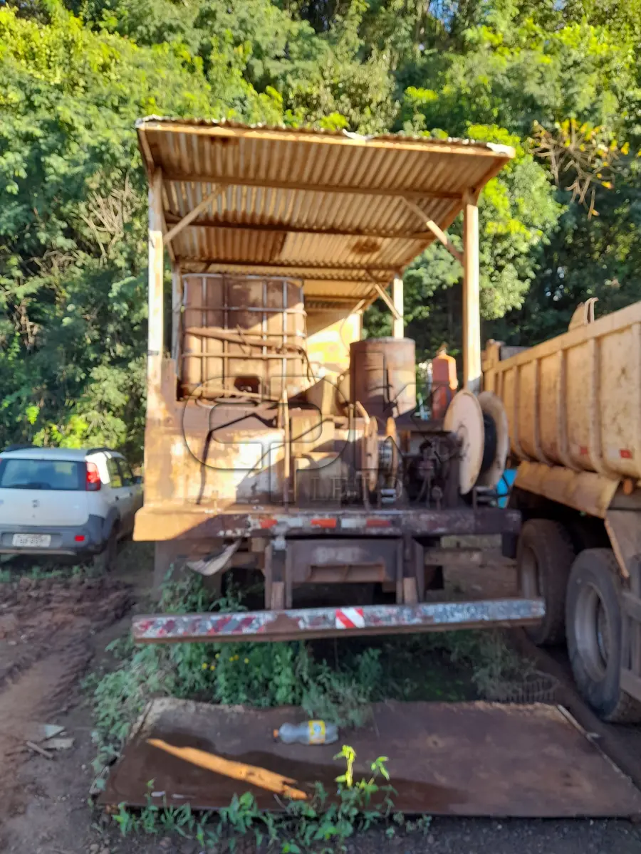 LOTE 017 - CAMINHAO MERCEDES BENZ, ANO/MODELO 1999, COR VERMELHA PLACA IJH2904 CHASSI 9BM693028XB216032 (MODELO 1215C). NO ESTADO QUE SE ENCONTRA. PATRIMÔNIO MUNICIPAL Nº4998. CARROCARIA TIPO COMBOIO, ABASTECIMENTO, LUBRIFICAÇÃO, TIPO LASTRO. NO ESTADO QUE SE ENCONTRA. PATRIMÔNIO MUNICIPAL Nº7553.
