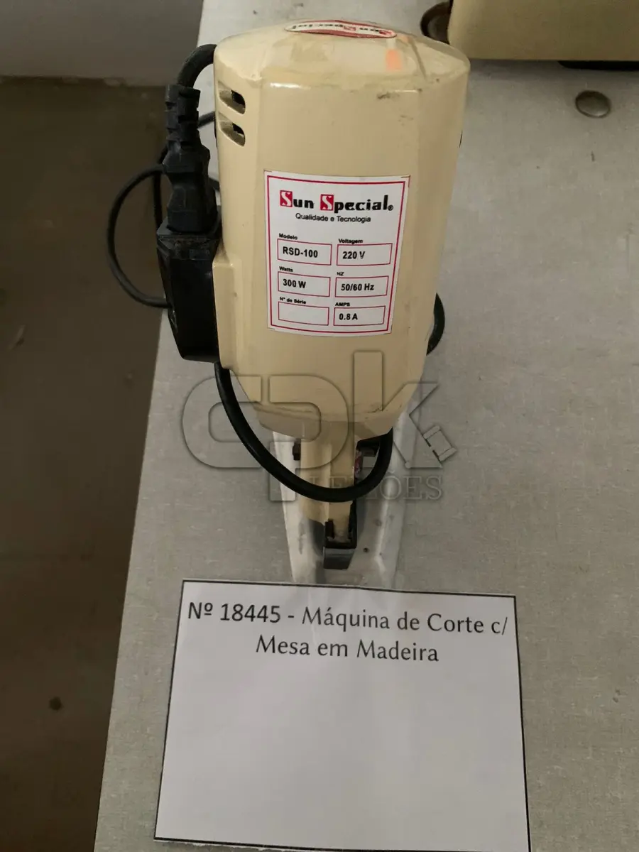 LOTE 027 - Máquina de corte com mesa em madeira.