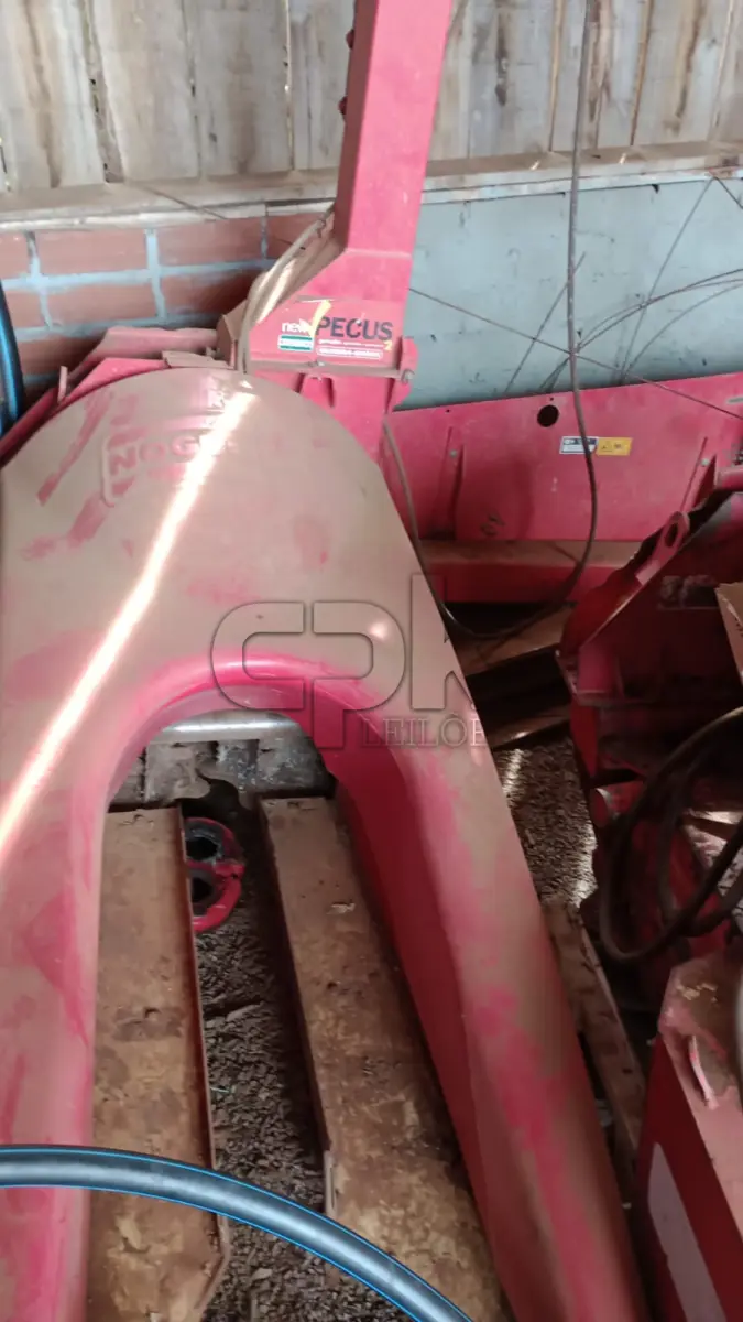 LOTE 011 - Marca Nogueira Equipamento, Ensiladeira Modelo New Pecus  G2, Cor Vermelha, Fabricação 03/2021, Nº produ AICA-013937.