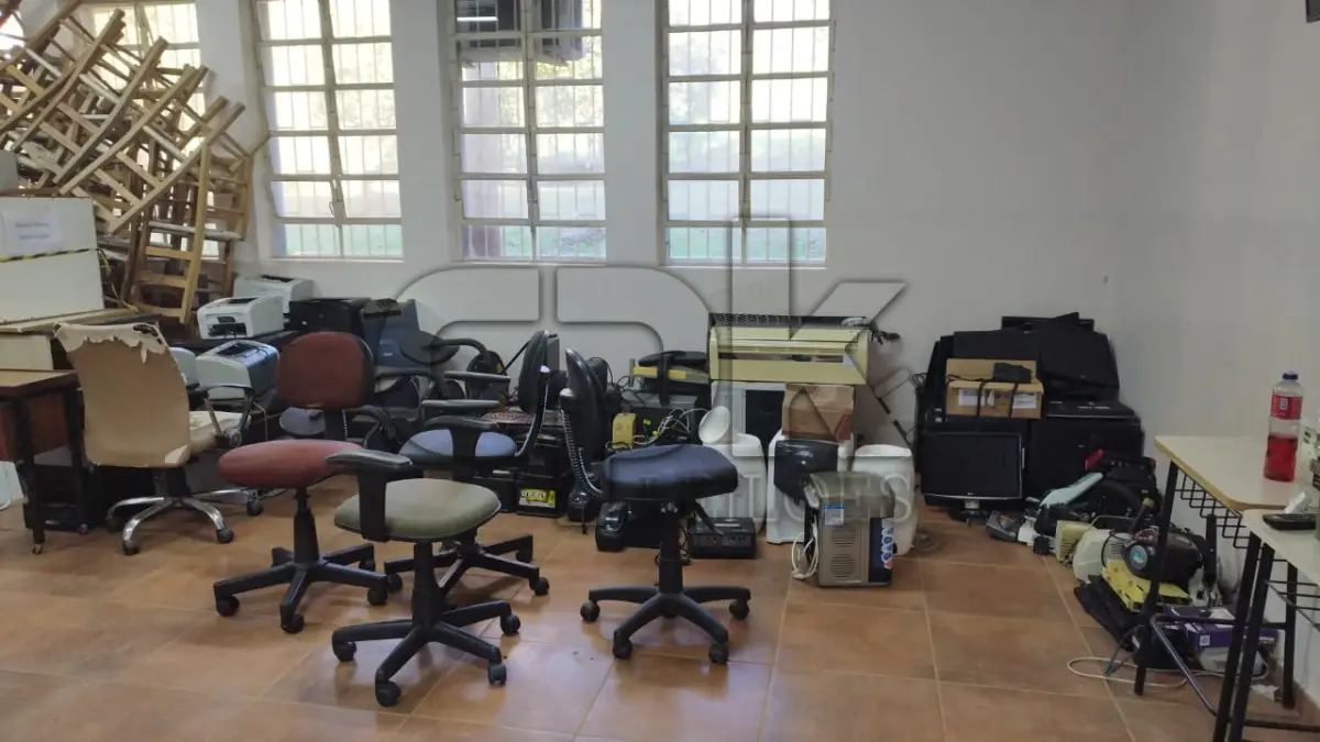 LOTE 028 - Lote de inservíveis – Livre. Inclui itens como: - Bebedouros - Cadeiras - Câmera Digital - Celular - Climatizadores de Ar - CPUs - Desumidificador - HD externo - Impressoras - Longarina - Mesa de som - Monitores - Nobreaks - Notebook - Projetor de Imagem - Rack - Relógios Ponto - Roçadeiras - Roteadores - Suporte para CPU - Switch de Red