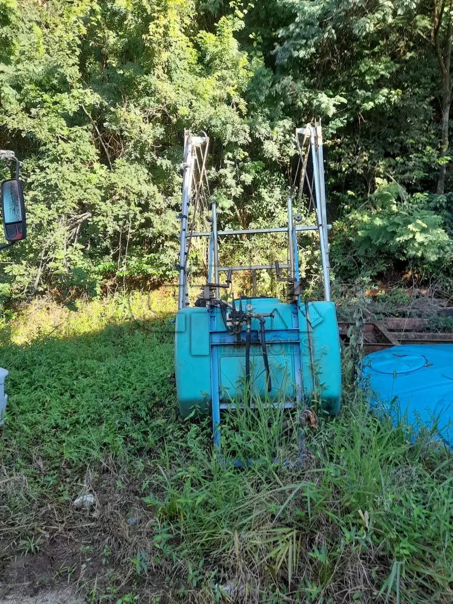 LOTE 009 - PULVERIZADOR MARCA MONTANA, MODELO 600 LITROS, COM FILTRO DE LINHA, COM VALVULA DE ANTIGOTEJO, 24 BICOS. NO ESTADO QUE SE ENCONTRA. PATRIMÔNIO MUNICIPAL Nº4222.