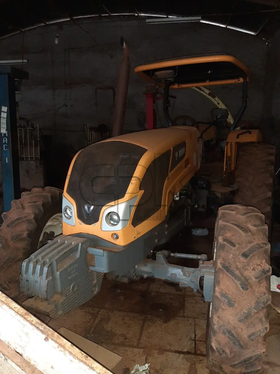LOTE 008 - Fabricante Valtra Equip. Trator agrícola Modelo A750L 4, Ano  2016, Cor Amarela, Horas 1156,2 h, Tração 4 x 4, Serial  AUTT2005PGM024813, Comb. Diesel Potência 78 CV, Motor 4  cilindros, aspirado, Serial V750432436