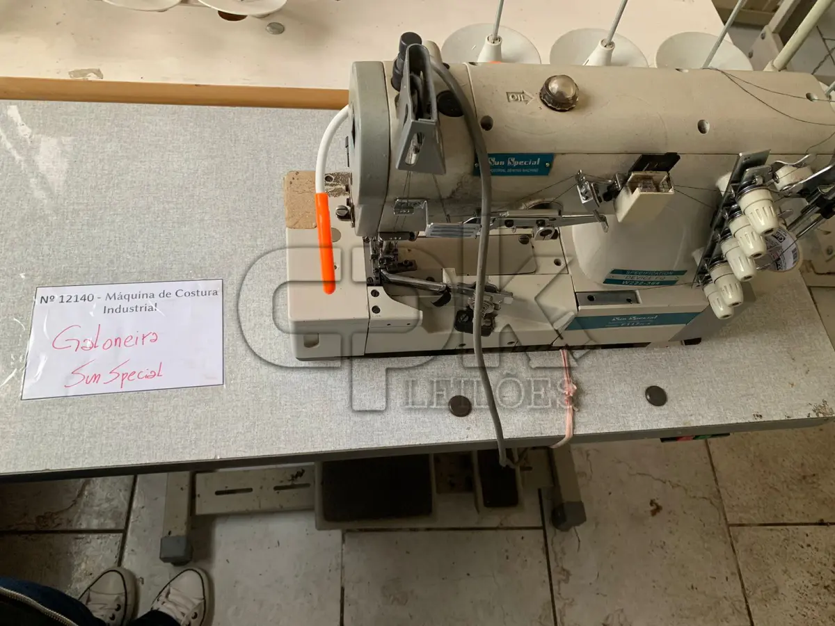 LOTE 013 - Máquina de Costura Industrial SUN SPECIAL Galoneira.