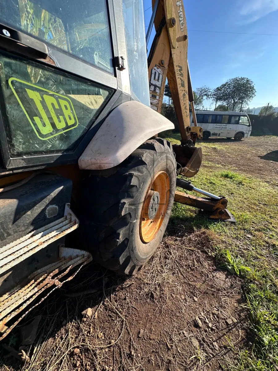 LOTE 010 - Retroescavadeira JCB 02 4 X 4 RET 0005 – Ano: 2011 – Diesel.