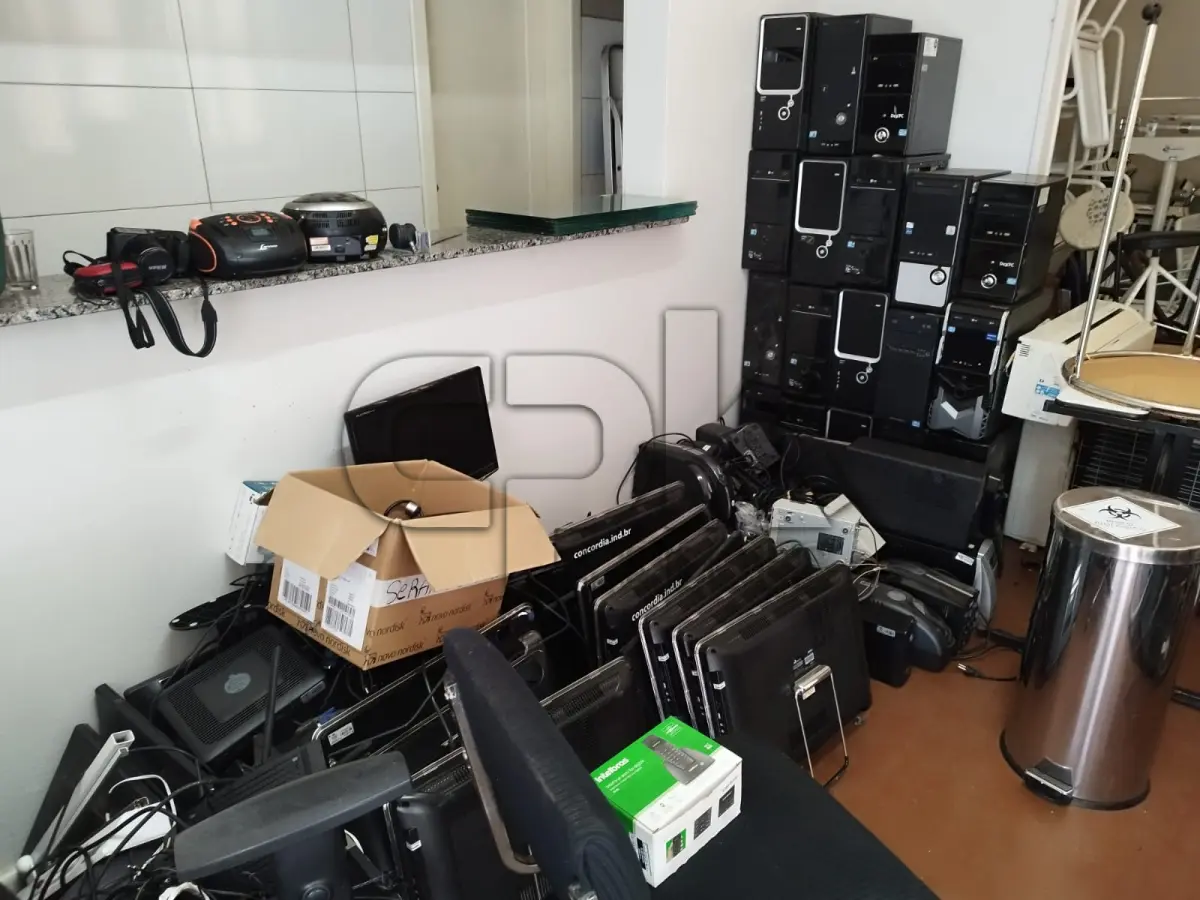 LOTE 031 - Lote de inservíveis de iInformática e eletrônicos – Saúde.  Inclui itens como: - Autotransformador - Balança Pediátrica Digital - Câmera Fotográfica - Computadores - CPUs - Impressoras - Micro-ondas - Monitores - Nobreaks - Notebook - Purificadores de Água - Revitalizador e Difusor de Ar - Roteadores - Switch de Rede