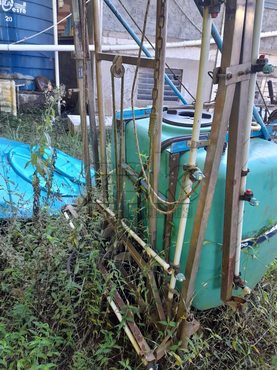 LOTE 009 - PULVERIZADOR MARCA MONTANA, MODELO 600 LITROS, COM FILTRO DE LINHA, COM VALVULA DE ANTIGOTEJO, 24 BICOS. NO ESTADO QUE SE ENCONTRA. PATRIMÔNIO MUNICIPAL Nº4222.