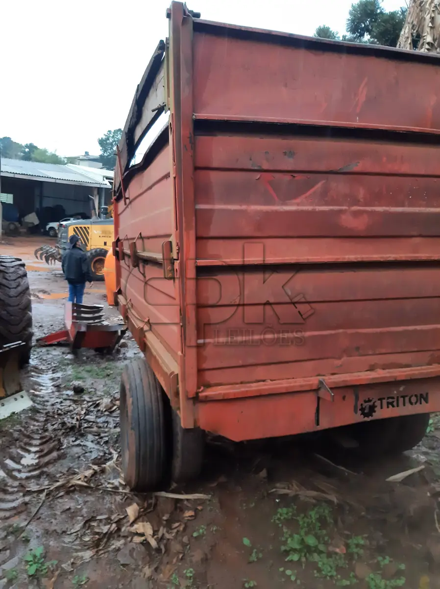 LOTE 012 - Marca Triton, Equipamento Carretão, Modelo Basculante, Cor  Vermelha, Fabricação 2007.