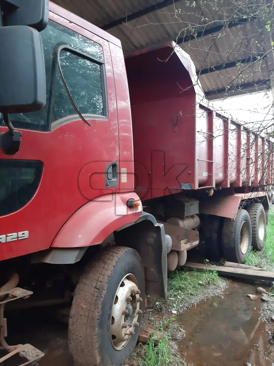 LOTE 010 - Marca Ford Modelo Cargo 2429, Renavan 00566934604, Placa  IUR7377, Chassi 9BFYEALE8DBS46148, Ano/Mod 2013/2013,  Motor 6 Cil. Cummins ISV 6.7, Potência 290 CV, Combust  Diesel, Cor Vermelha, Capac 23 Ton.