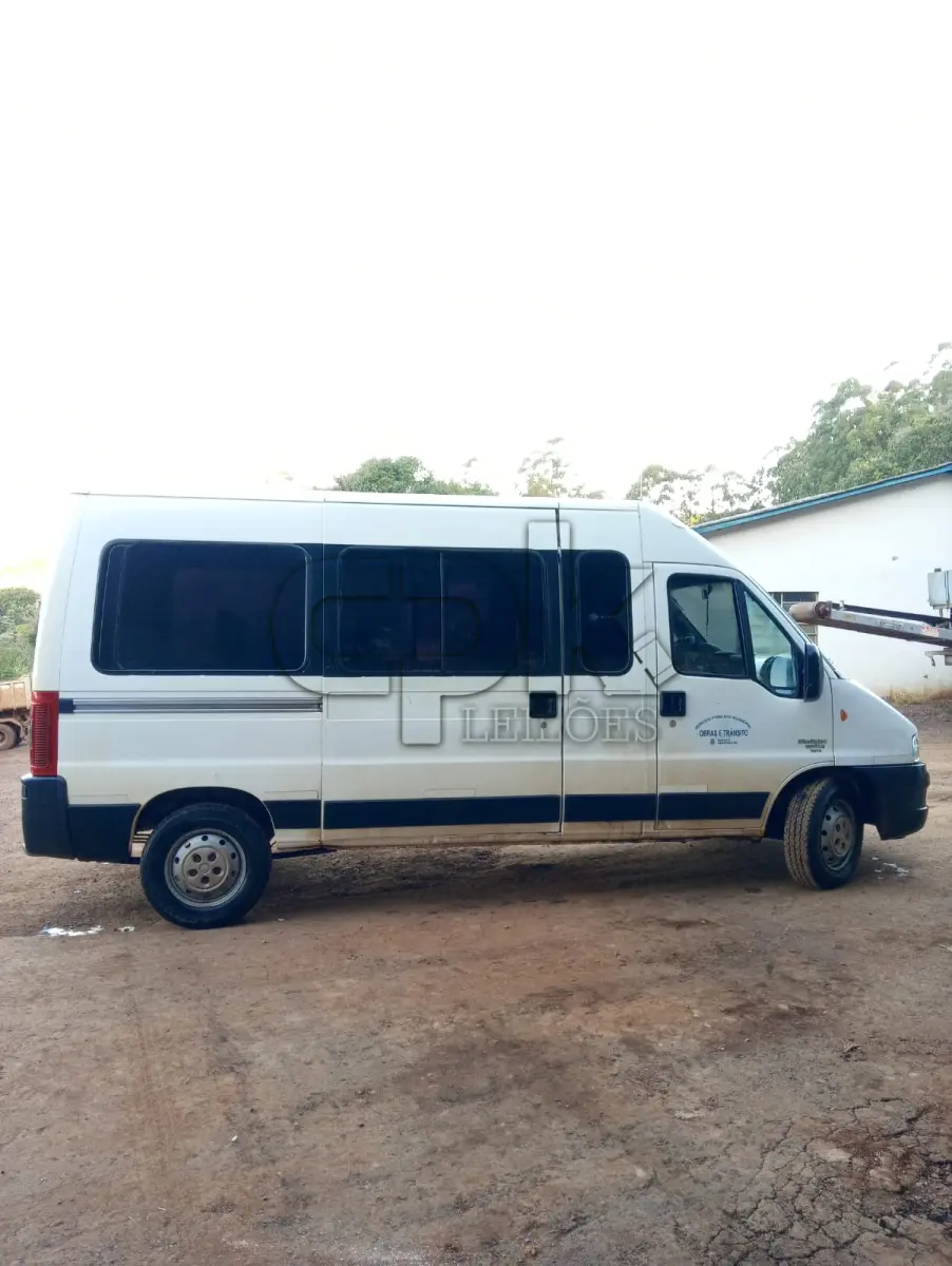 LOTE 014 - VEICULO FIAT/DUCATO MC TCA MIC, 16 PASSAGEIROS ANO/MOD 2014/2014, COR BRANCA, COMBUSTÍVEL DIESEL, RENAVAM: 404449, CHASSI Nº 93W245H34E2137803, MOTOR Nº F1AE34817213770, PLACAS: IWA-6482. NO ESTADO QUE SE ENCONTRA. PATRIMÔNIO MUNICIPAL Nº11282.