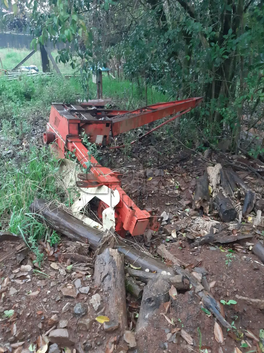 LOTE 013 - Marca Nogueira, Equipamento Ensiladeira, Modelo Pecus, Cor  Vermelha, Fabricação 2007.