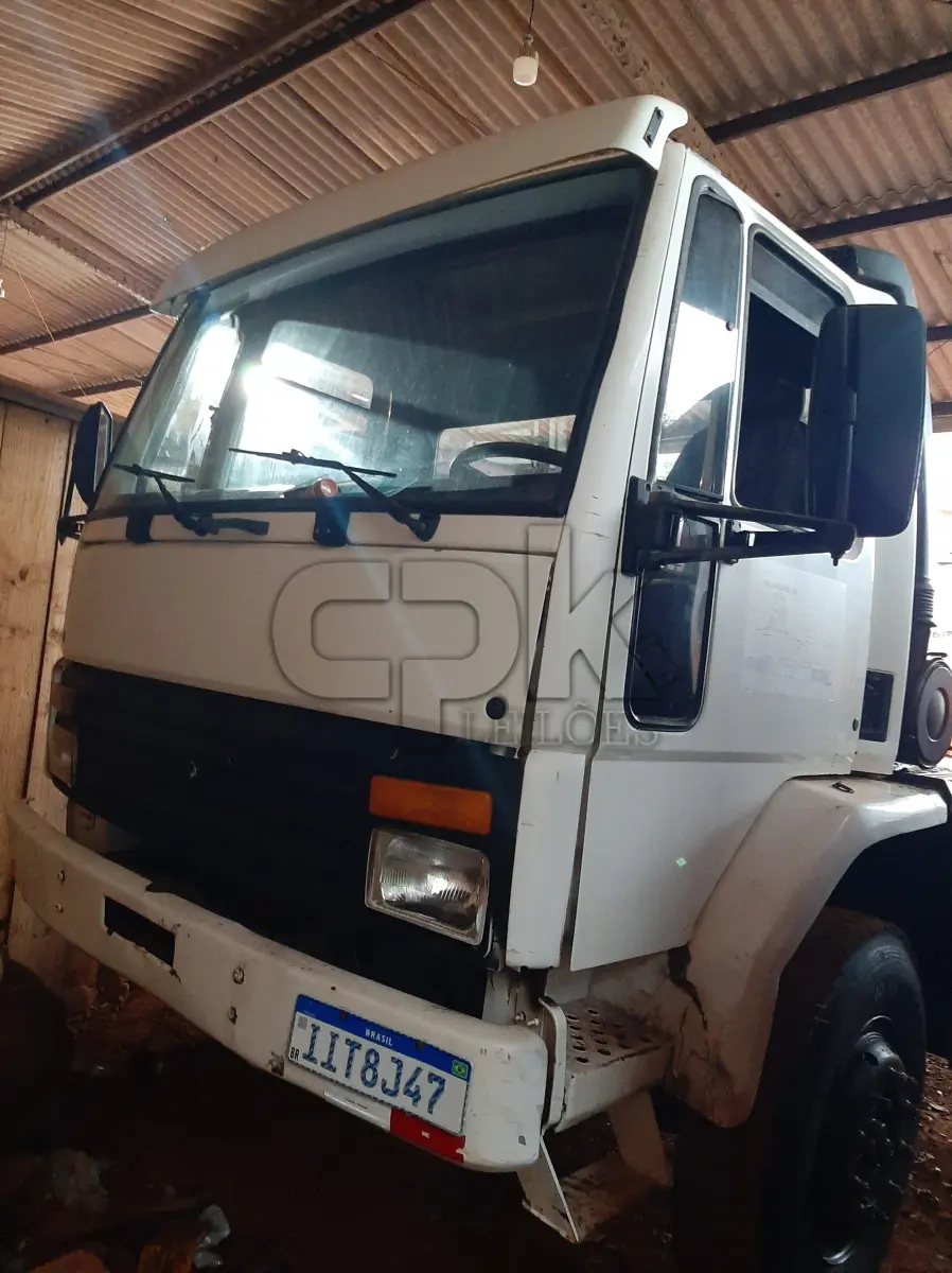 LOTE 009 - Marca Ford Modelo Cargo 2425 6x4, Renavan 00714669407,  Placa IIT8J47, Chassi 9BFYTNYTXXDB87572, Ano/Mod  1999/1999, Motor 6 cil, turbo Cummins, Potência 250 CV,  Combust Diesel, Cor Branca Capac 23 Ton.