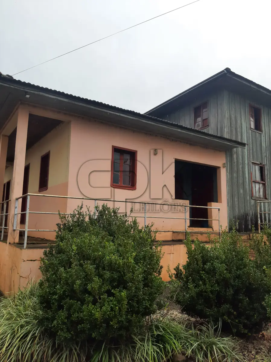 LOTE 019 - Edificação do Museu Municipal Otacílio Tizziani, localizado à  Rua Ângelo Santinelli, (em Processo de Demolição), inclui todos  materiais da construção: Madeiras das paredes, pisos, forros, teto,  escadas, aberturas, telhados, inclusive a parte de alvenaria.