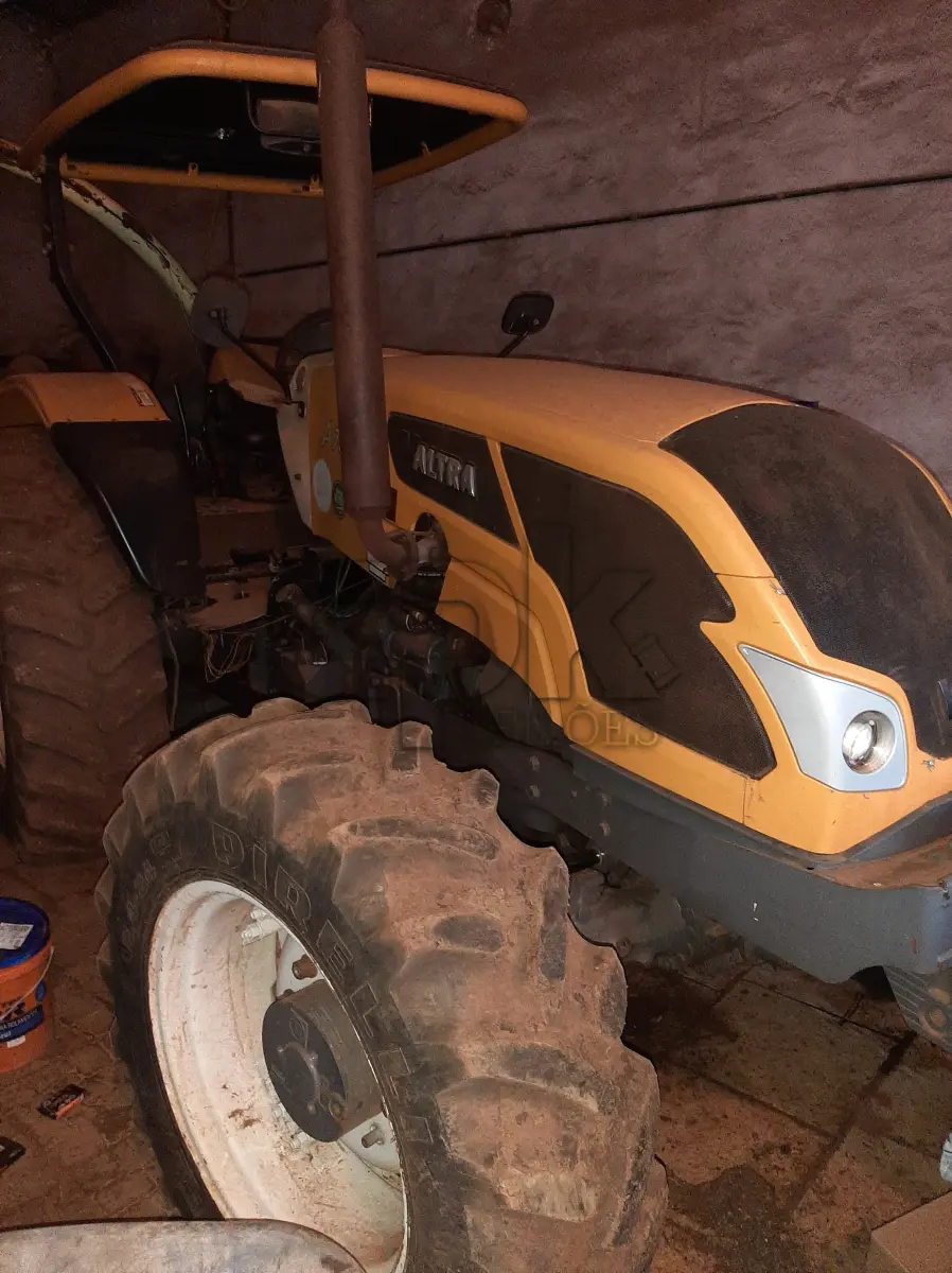 LOTE 008 - Fabricante Valtra Equip. Trator agrícola Modelo A750L 4, Ano  2016, Cor Amarela, Horas 1156,2 h, Tração 4 x 4, Serial  AUTT2005PGM024813, Comb. Diesel Potência 78 CV, Motor 4  cilindros, aspirado, Serial V750432436
