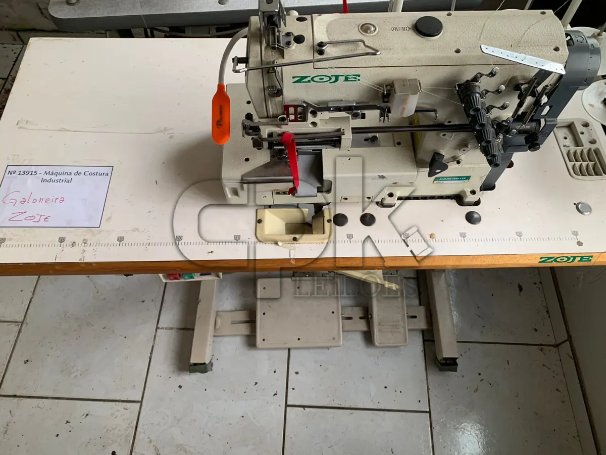 LOTE 020 - Máquina de Costura Industrial ZOJE Galoneira BT Plana  Fechada.