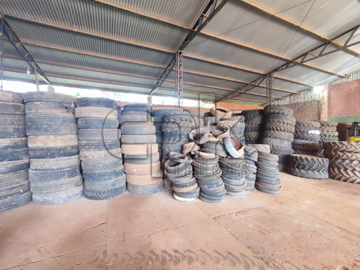 LOTE 016 - Item: Contém pneus usados e descartados, também câmaras e colarinhos.  Categoria (Aro)	Quantidade Aro 13	162 Aro 14	285 Aro 15	272 Aro 16	309 Aro 17	44 Aro 18 (Passeio)	15 Aro 18 (Agrícola)	45 Aro 19	2 Aro 20	125 Aro 22.5	15 Aro 24	64 Aro 25	61 Aro 30	4 Demais Pneus Diversos Aproximadamente	1.700