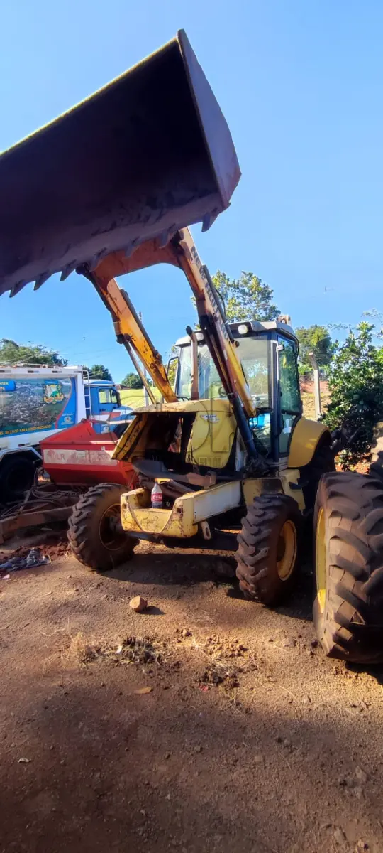 LOTE 028 - Retroescavadeira NEW HOLAND B95B - 2017 (Sem Motor)