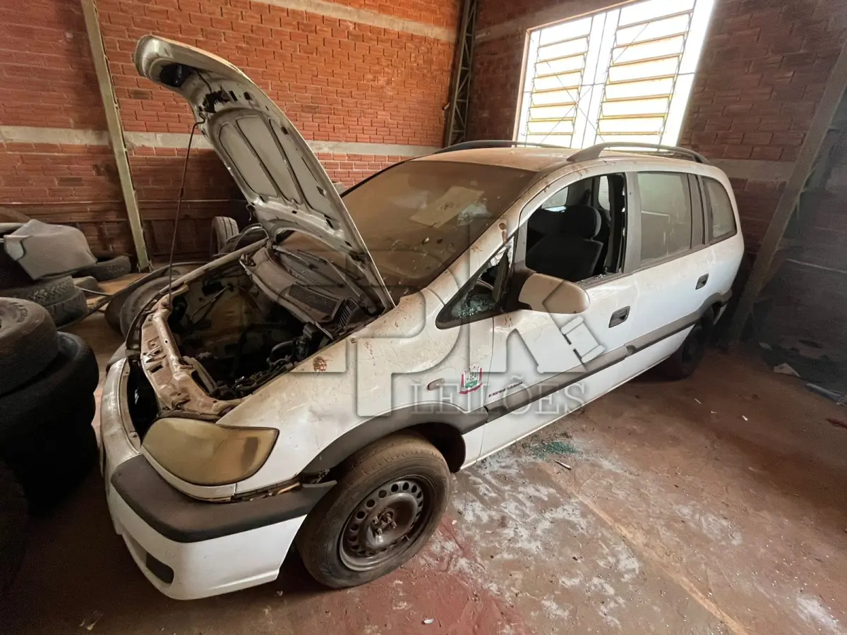 LOTE 001 - GM Zafira Expression 2.0 Flex Power, cor branca, ano e  modelo 2009, gasolina 133CV, álcool 140CV, capacidade  para 7 passageiros, renavam 14291060-0, chassi  9BGTD75C09C157100,  R$ 7.797,63  placa  IPU-1036,  Código  Patrimônio: 4956. Veículo encontra-se com motor  desinstalado;