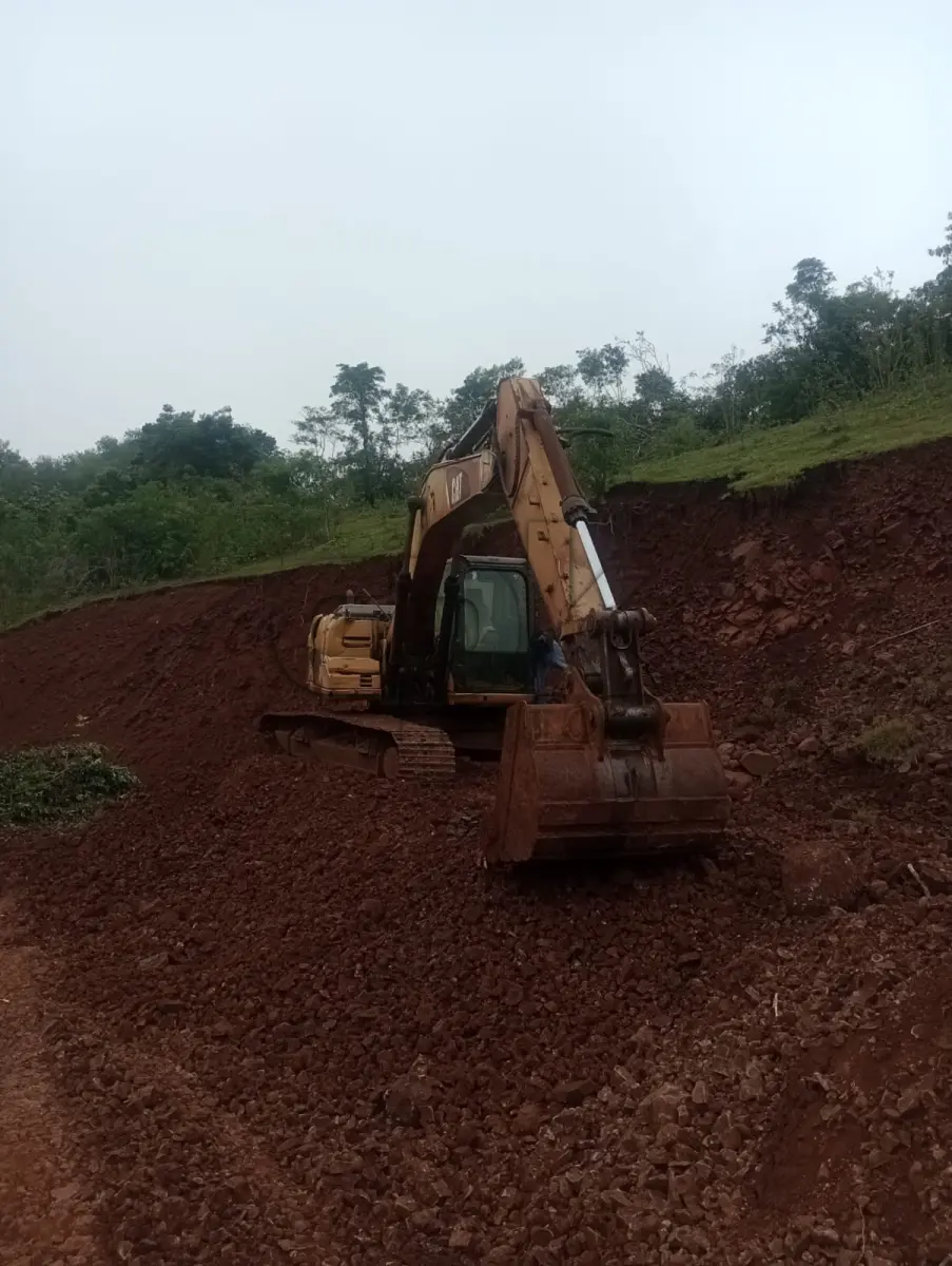 LOTE 033 - Escavadeira Caterpillar 315D 2011, em pleno funcionamento.