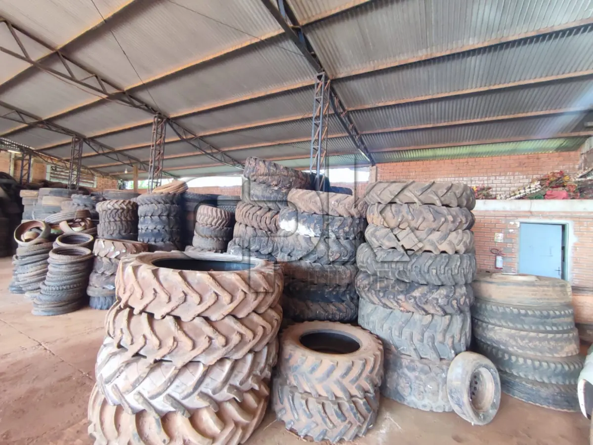 LOTE 016 - Item: Contém pneus usados e descartados, também câmaras e colarinhos.  Categoria (Aro)	Quantidade Aro 13	162 Aro 14	285 Aro 15	272 Aro 16	309 Aro 17	44 Aro 18 (Passeio)	15 Aro 18 (Agrícola)	45 Aro 19	2 Aro 20	125 Aro 22.5	15 Aro 24	64 Aro 25	61 Aro 30	4 Demais Pneus Diversos Aproximadamente	1.700