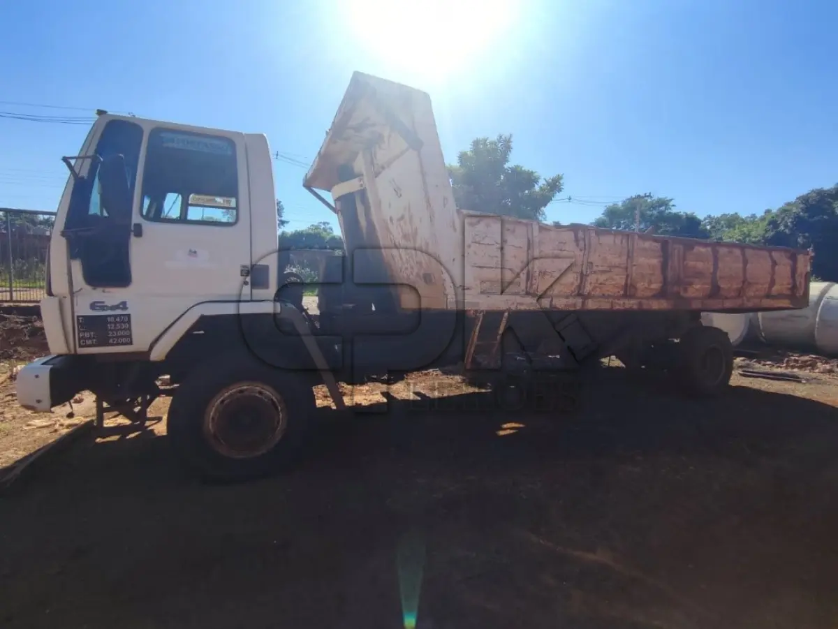 LOTE 007 - FORD/FORD/CARGO 2628 E ANO FABRICAÇÃO: 2009 ANO MODELO: 2010 COR: BRANCA COMBUSTÍVEL DIESEL TIPO VEÍCULO: CAMINHAO ESPÉCIE: CARGA CARROCERIA: BASCULANTE 5883 cc Placa IQM7041 – Chassi 9BFZCEEX3ABB47056