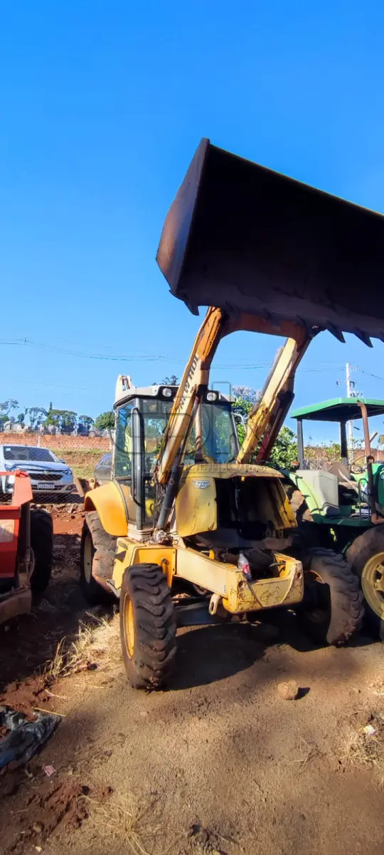 LOTE 028 - Retroescavadeira NEW HOLAND B95B - 2017 (Sem Motor)