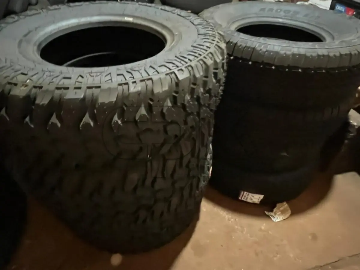 LOTE 009 - Pneus em estado de novo com medidas 265/75 R16 – 08  unidades