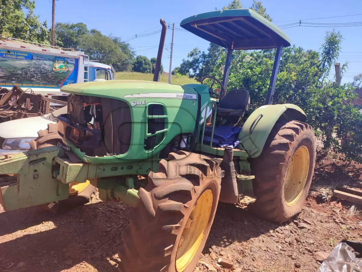 LOTE 020 - Trator Agrícola, Marca John Deere, Modelo 6110 E, tração 4x4, Diesel, 04 cilindros, 110cv, cor verde, ano 2011, chassi 1BM6110ETAA000205