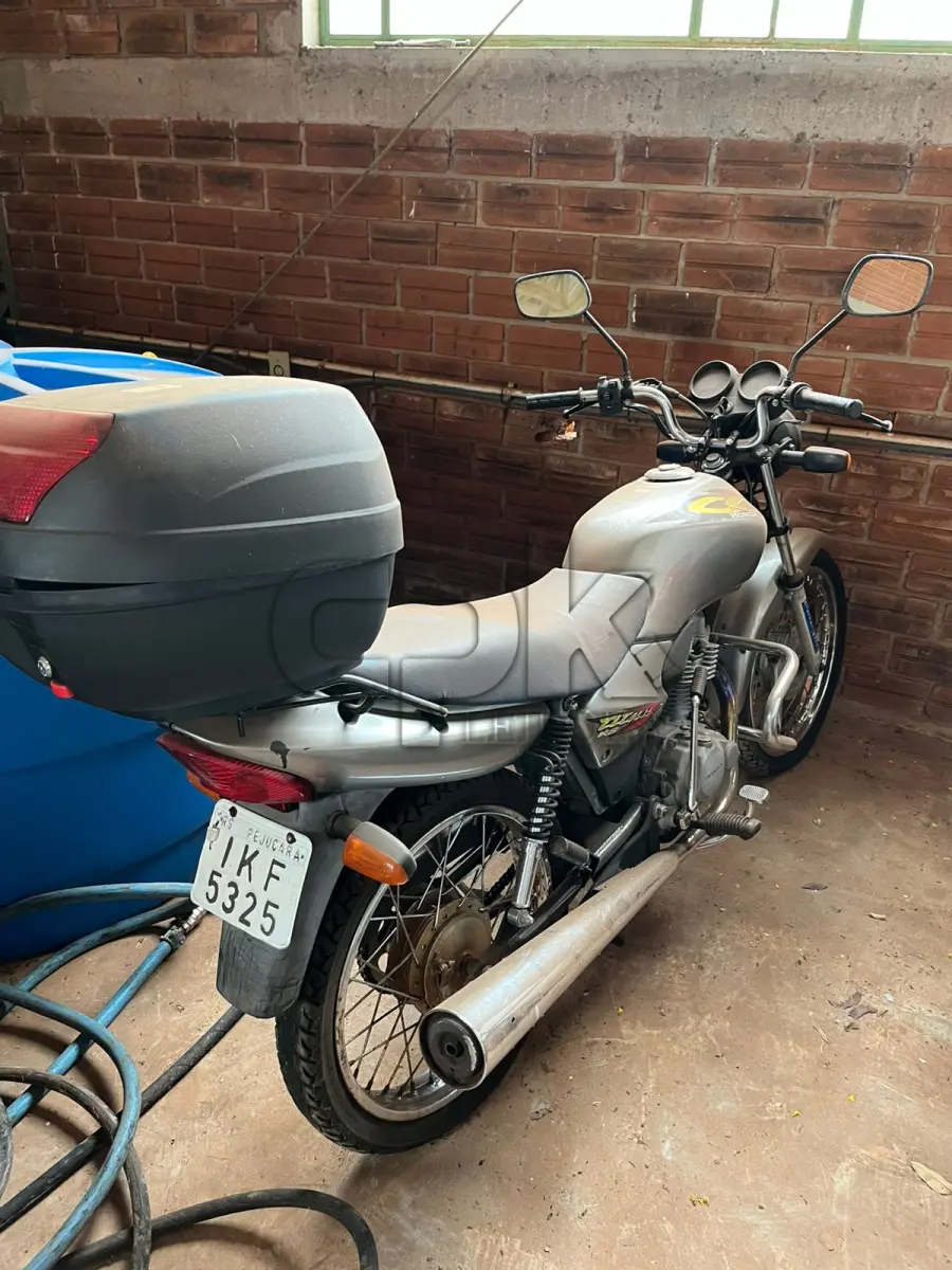 LOTE 005 - Motocicleta Honda CG 125 Titan KS, gasolina, cor prata,  12CV, ano de modelo 2001, Renavam 76686472-3, chassi  9C2JC30101R252452, placa IKF-5325, Código Patrimônio;