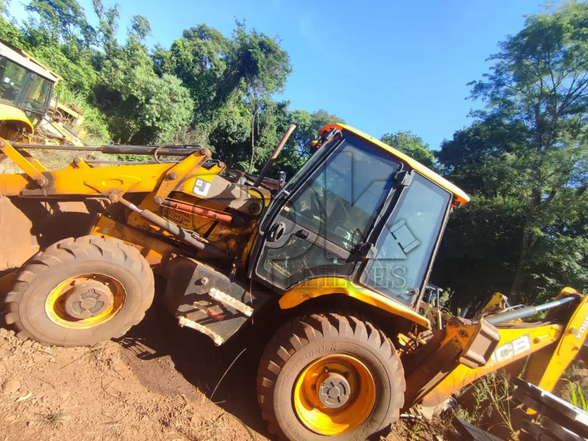 LOTE 010 - Retroescavadeira JCB 3CX – 2018 CHASSI SOR3CXTTAJJ2674673