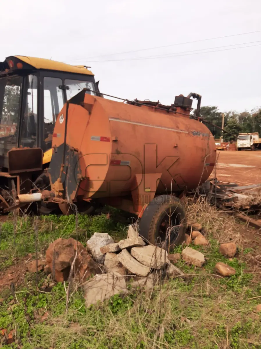 LOTE 013 - DISTRIBUIDOR DE ADUBO ORGÂNICO VÁCUO 3.000 LITROS C/R 16 SIMPLES S/P, MARCA SÃO JOSÉ, ANO 2012, COR VERMELHO.