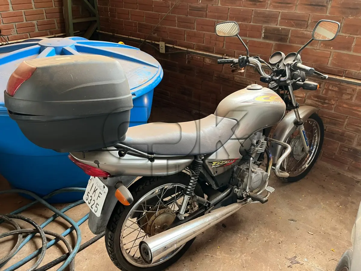 LOTE 005 - Motocicleta Honda CG 125 Titan KS, gasolina, cor prata,  12CV, ano de modelo 2001, Renavam 76686472-3, chassi  9C2JC30101R252452, placa IKF-5325, Código Patrimônio;