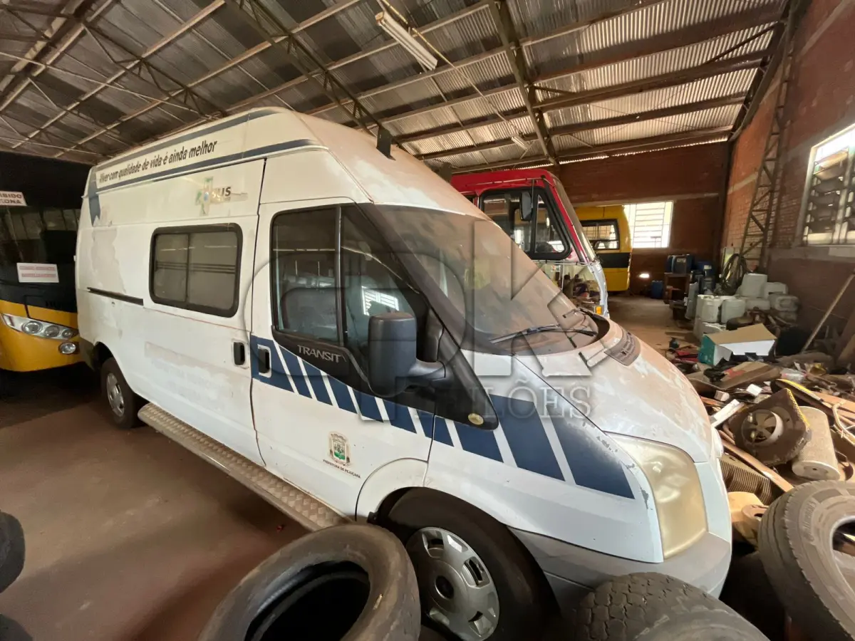 LOTE 002 - Ambulância Modelo Transit 350L, ano e modelo 2013,  marca Ford, diesel, motor CYRBDTJ37901, cor branco  glacial, motor 125CV, placa IUL-8403, Código Patrimônio:  7472;