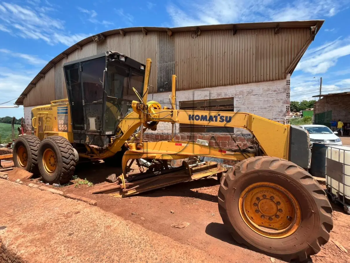 LOTE 003 - Motoniveladora Komat’su ano/modelo 2011, modelo  GD555-3, motor diesel de até 160HP número 36300465  série B15532, chassi KMTGD008P51B15532, cor amarela,  Código Patrimônio: 6683;