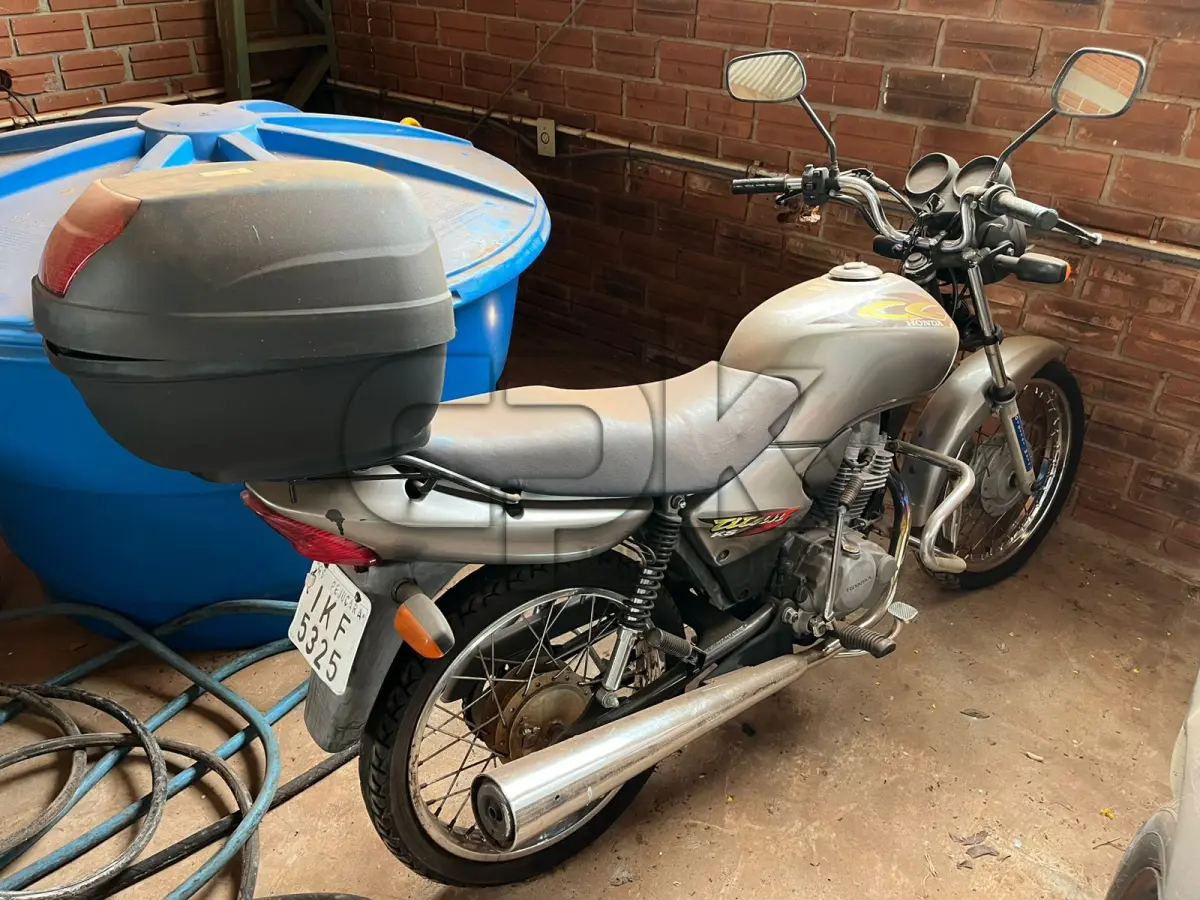 LOTE 005 - Motocicleta Honda CG 125 Titan KS, gasolina, cor prata,  12CV, ano de modelo 2001, Renavam 76686472-3, chassi  9C2JC30101R252452, placa IKF-5325, Código Patrimônio;