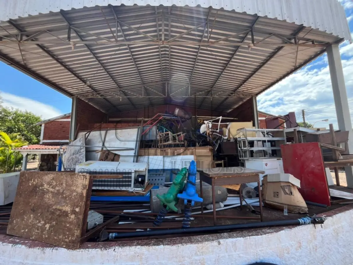 LOTE 007 - Sucatas de Mobiliário, tais como: Mesas, armários, cadeiras,  etc.