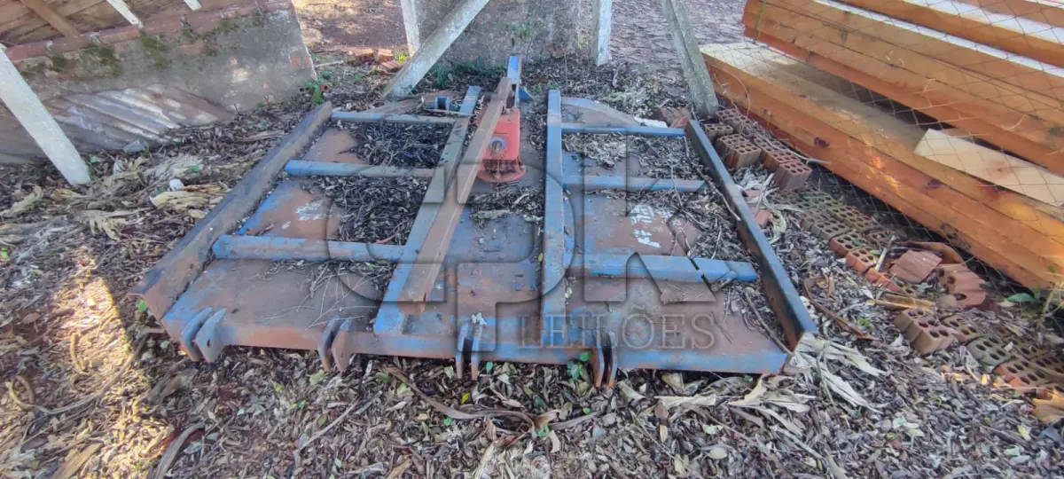 LOTE 025 - Roçadeira Agrícola para Trator. Equipada com caixa de transmissão (multiplicador) profissional da marca Comer Industries.
