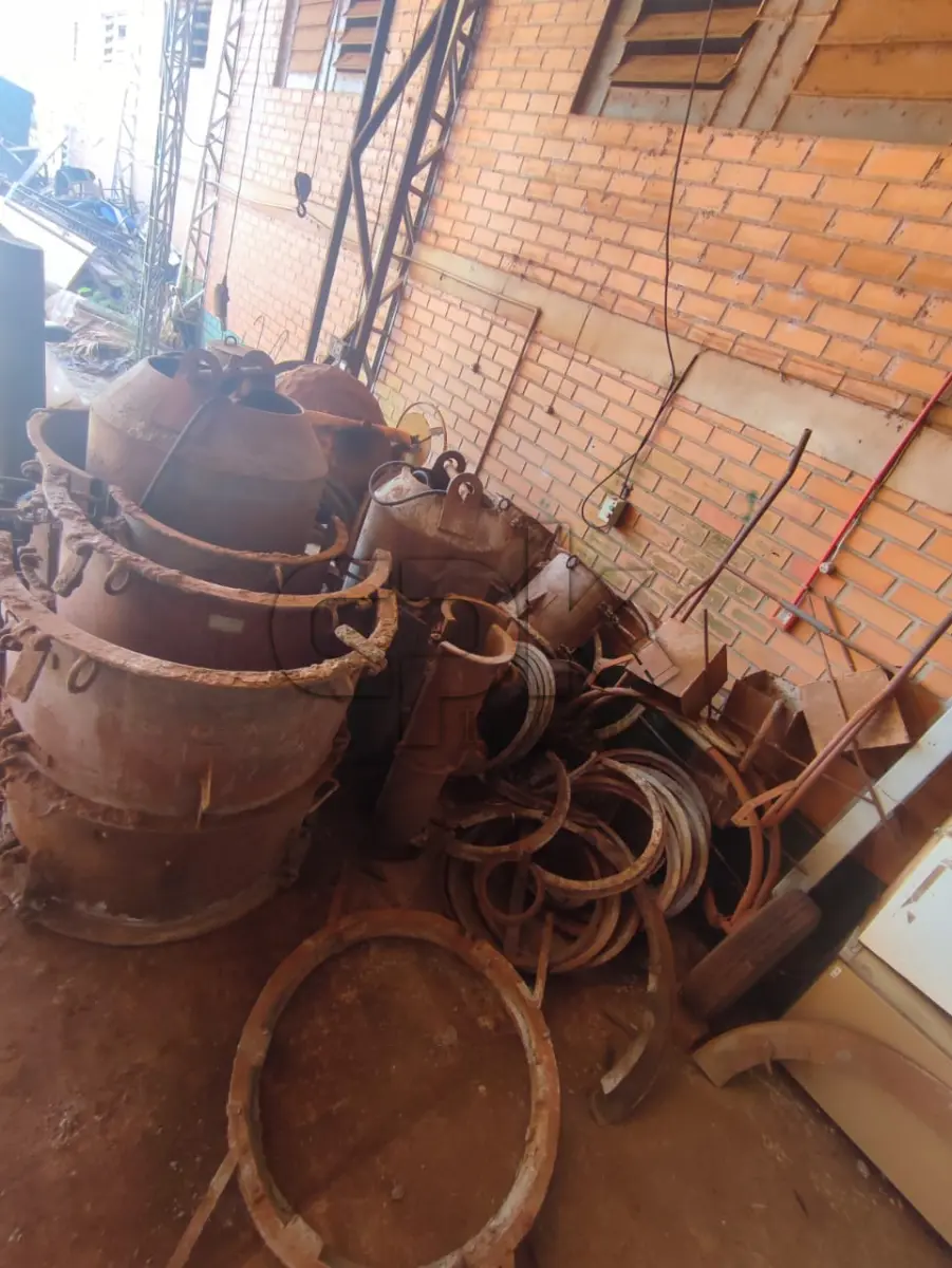 LOTE 018 - Fábrica de Tubos de concreto. 1 - Forma para tubo de 80 cm - com 10 argolas 1 - Forma para tubo de 60 cm - com 16 argolas 1 - Forma para tubo de 40 cm - com 10 argolas 1 - Forma para tubo de 20 cm - com 2 argolas 1 - Carrinho para transporte das formas 6 - Caixa para medir areia ou brita Betoneira