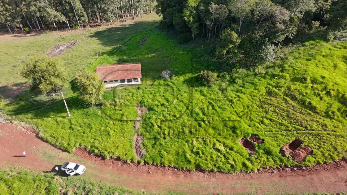 LOTE 040 - Imóvel: Fração do lote rural nº 56-A, 25ª secção, Matrícula nº 1629.  Área total: 0,18 hectares (1.800 m²) conforme matrícula.  Localização: Rincão dos Claros - Interior – Novo Machado/RS – E.M de Ensino  Fundamental Augusto Policena.