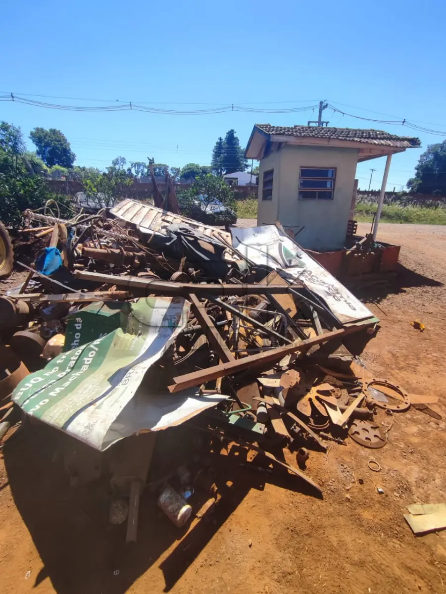 LOTE 017 - Lote composto por sucata de material Ferroso, aprox.5.600 quilos. R$ 0.20 o quilo.